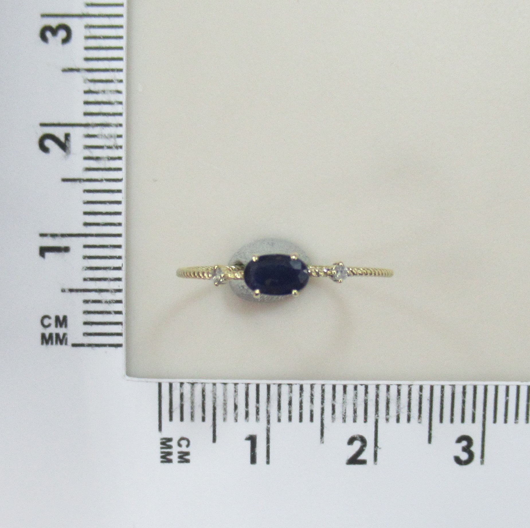 Кольцо из желтого золота с сапфиром